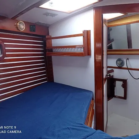 Spacious And Cozy Caribbean Boat In Barcelona With Tour Option Sant Adria de Besos Exterior photo